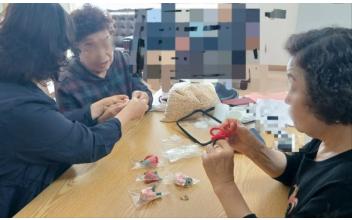 노인맞춤돌봄서비스 가정의 달 맞아 어르신과 함께하는 ‘정성담은 양말목 카네이션 키링 만들기’