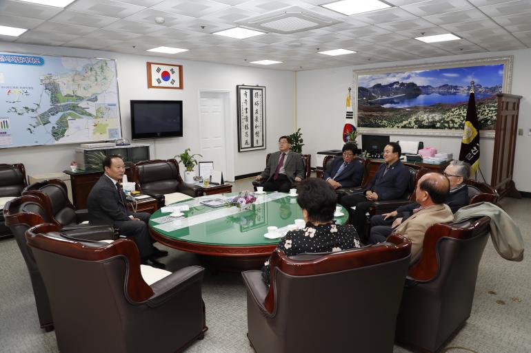 군산시의회 김경구 의장, 역대 의장 초청 간담회