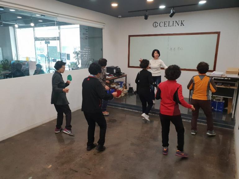 (톡톡 군산)동네문화카페 매니저의 무리한 감독활동 도마 위