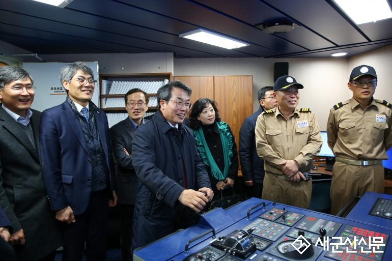 (박스기사) 곽병선 총장, 새 실습선 새해림호 방문