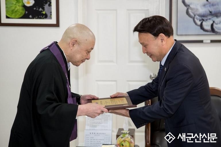 일본 이치노헤 쇼코 스님에게 명예시민증