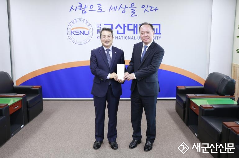 군산대, 베트남 유학생에게 성금 전달