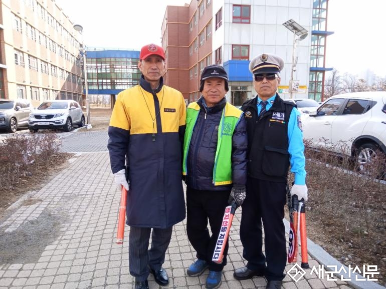 (지역 화제) 군산 미장초 앞 ‘등교 봉사 3인방’ 할아버지