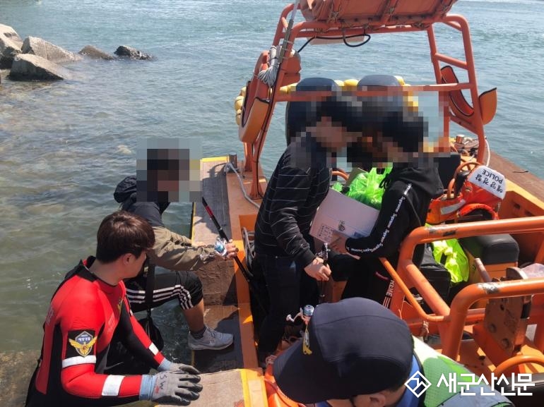 군산해경, 갯바위 고립 낚시꾼 3명 구조