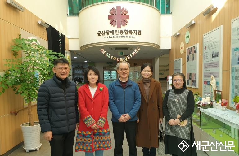 군산대 가톨릭 교수회, 이웃돕기 성금 전달