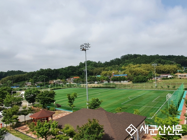 노후화된 축구장 인조잔디 새단장