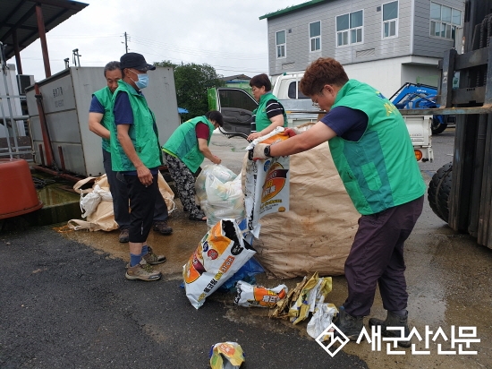 미성동, 새마을 협의회 영농폐기물 수거 및 코로나19 상가 방역지원 활동 전개 