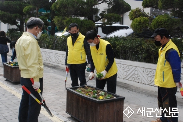 월명동 도시재생 선도지역 꽃 식재와 거리 청소