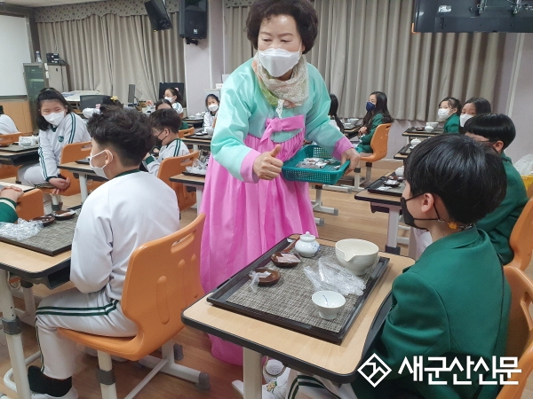 부설초, 다도인성 예절교육