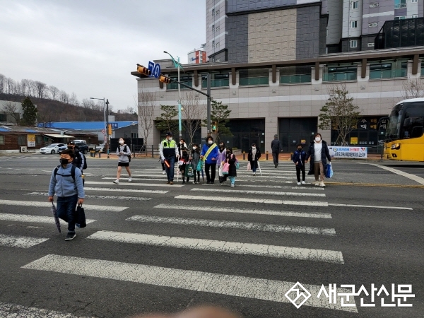 (시민기자 뉴스) 학교 앞 교통 캠페인 실시