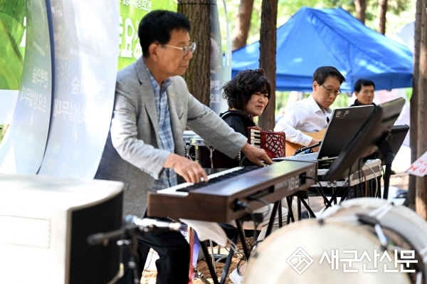 (군산 사람‧군산 이야기) 월명공원 편백나무숲에서 펼쳐지는 ‘토요 상설 무대’