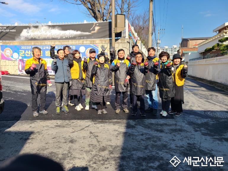 ‘군사랑’ 사랑의 연탄 6천 장 기탁