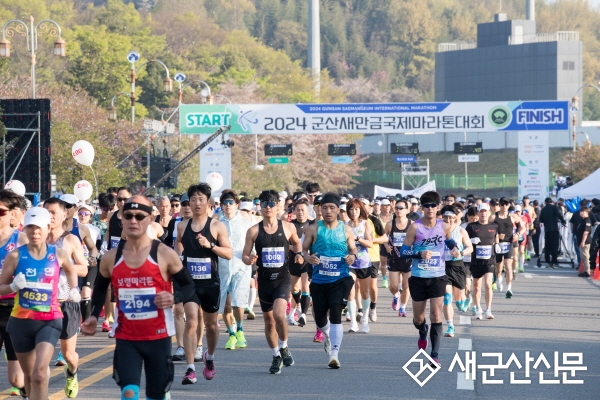 (톡톡 군산) 봄 바람 가르는 금빛 레이스 ‘성황’