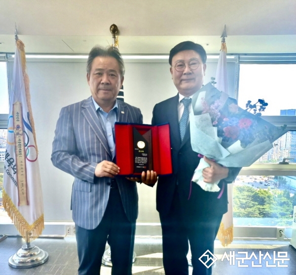 문승우 도의원, 대한체육회장 공로패 수상