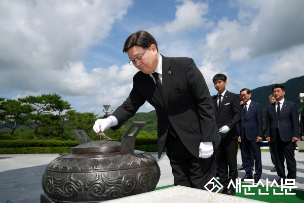 문승우 도의회 의장, 호국원 참배