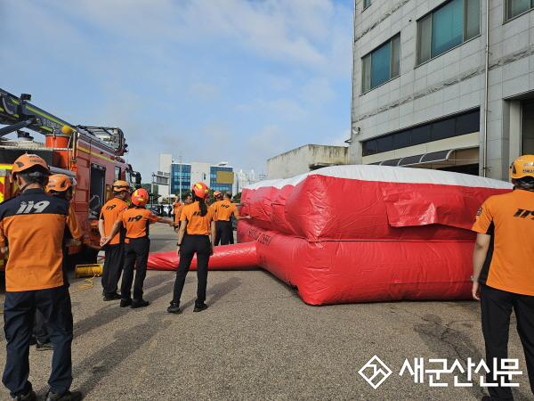 군산소방서 고층 화재 대비 '에어매트 조작 훈련'