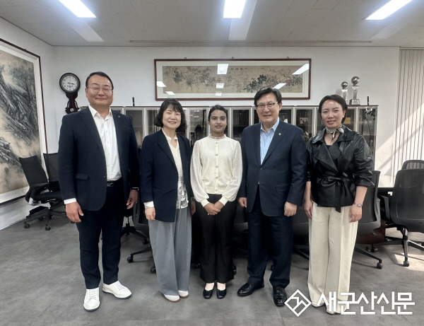 전북자치도 외국인국제정책과장, 호원대 외국인 유학생 위한 장학금 기탁