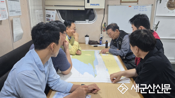 군산해수청, 도선사와 함께 군산항 항로표지 야간 합동점검