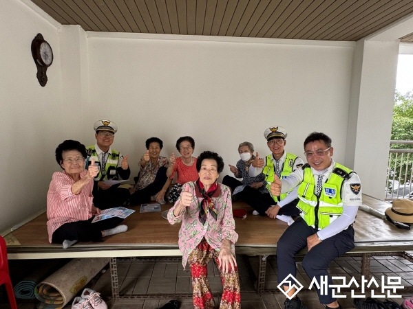 군산경찰서, 추돌방지 반사스티커 부착 및 교통안전 홍보