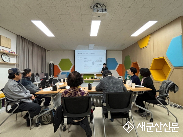 글로써 피어난 어르신들의 따뜻한 삶…군산종합사회복지관 신바람대학 문학 교실 마침표