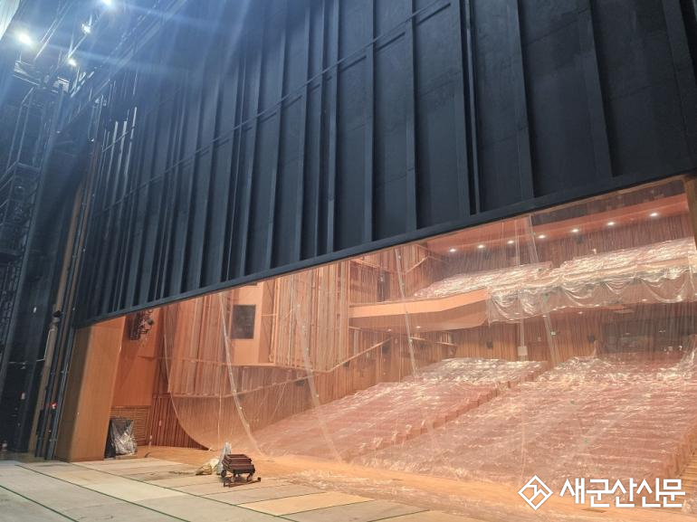 군산예술의전당 대공연장 방화막 전면 교체… 시민 안전 강화