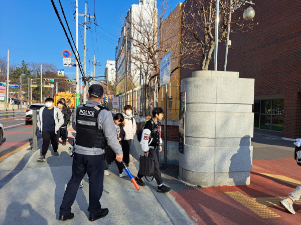 은파지구대, “경찰관 아저씨, 하이파이브!” 등굣길 녹이는 ‘친근한 경찰관’