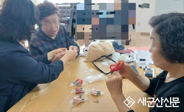 노인맞춤돌봄서비스 가정의 달 맞아 어르신과 함께하는 ‘정성담은 양말목 카네이션 키링 만들기’