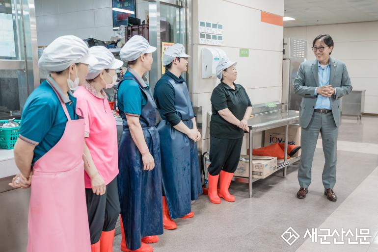 군산시의회, 구내식당 조리원 노고 격려 나서