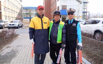 (지역 화제) 군산 미장초 앞 ‘등교 봉사 3인방’ 할아버지