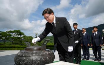 문승우 도의회 의장, 호국원 참배