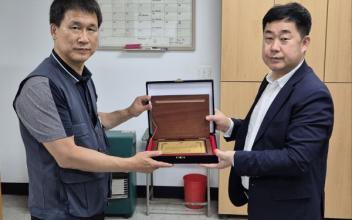 민주노총 전북본부 군산시지부, 박광일 시의원 감사패 수여