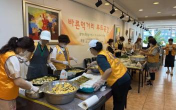 월명동 ‘담쟁이넝쿨 봉사단’ 사랑의 음식 지원