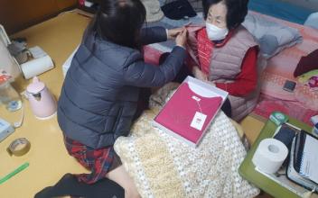 군산노인종합복지관, 은둔형 어르신 방한용품 나눔