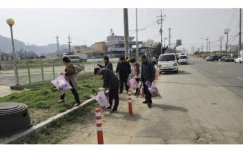 임피면 주민자치위원회, 새만금마라톤대회 앞두고 읍내리 환경정화