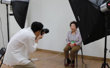 군산종합사회복지관, 군산간호대학교 사진동아리와 함께 어르신 장수사진 재능기부 진행