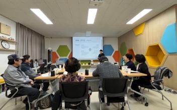 글로써 피어난 어르신들의 따뜻한 삶…군산종합사회복지관 신바람대학 문학 교실 마침표