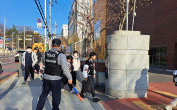 은파지구대, “경찰관 아저씨, 하이파이브!” 등굣길 녹이는 ‘친근한 경찰관’