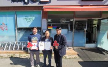 나운2동, 이웃 사랑 실천하는‘대지광고’에 착한가게 현판 전달